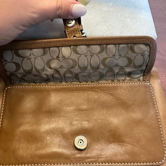 Coach Hampton Caramel Brown Buckle Wristlet Y2K - Picture 4 of 5